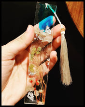 Load image into Gallery viewer, Floral Resin Bookmark